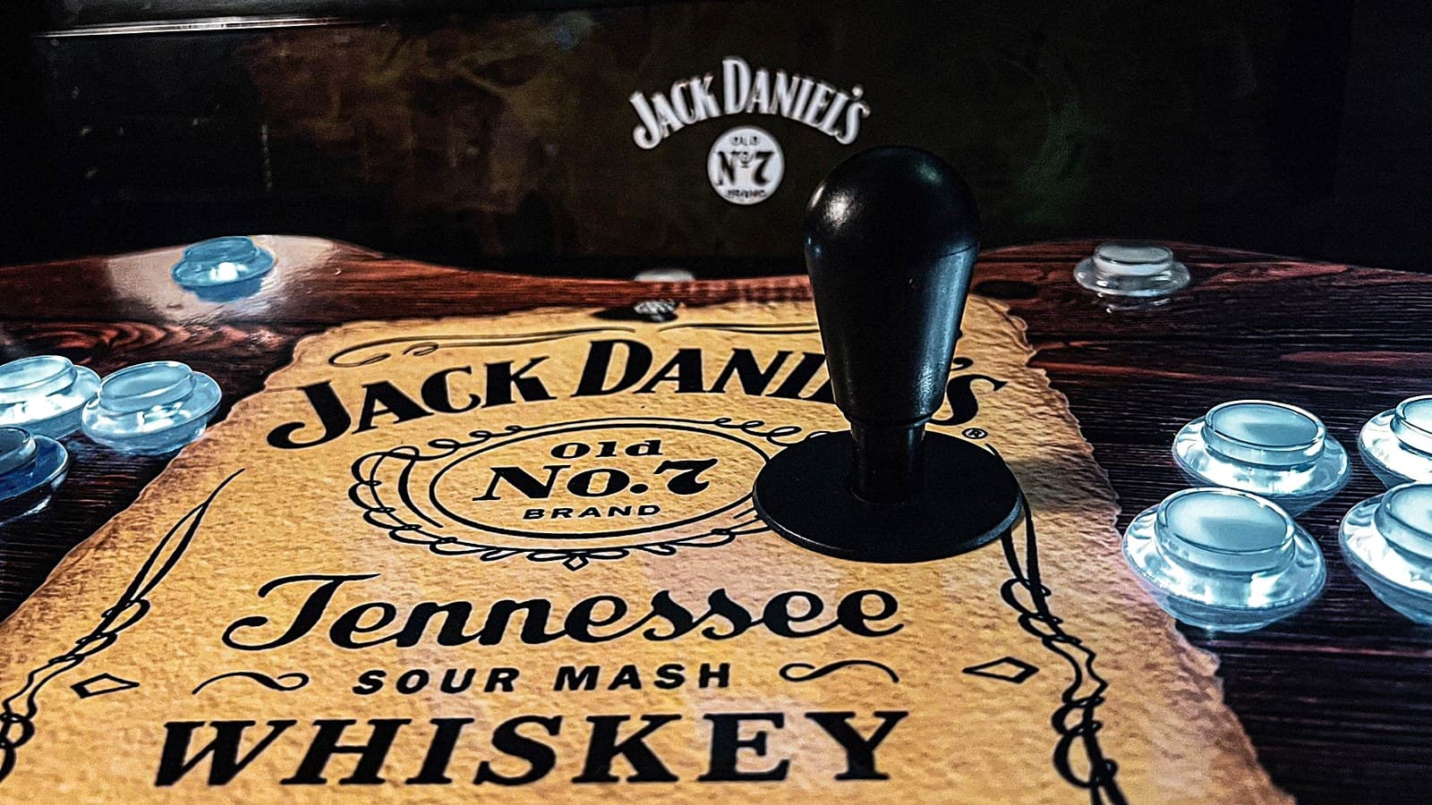 Painel de máquina arcade com a marca Jack Daniel's