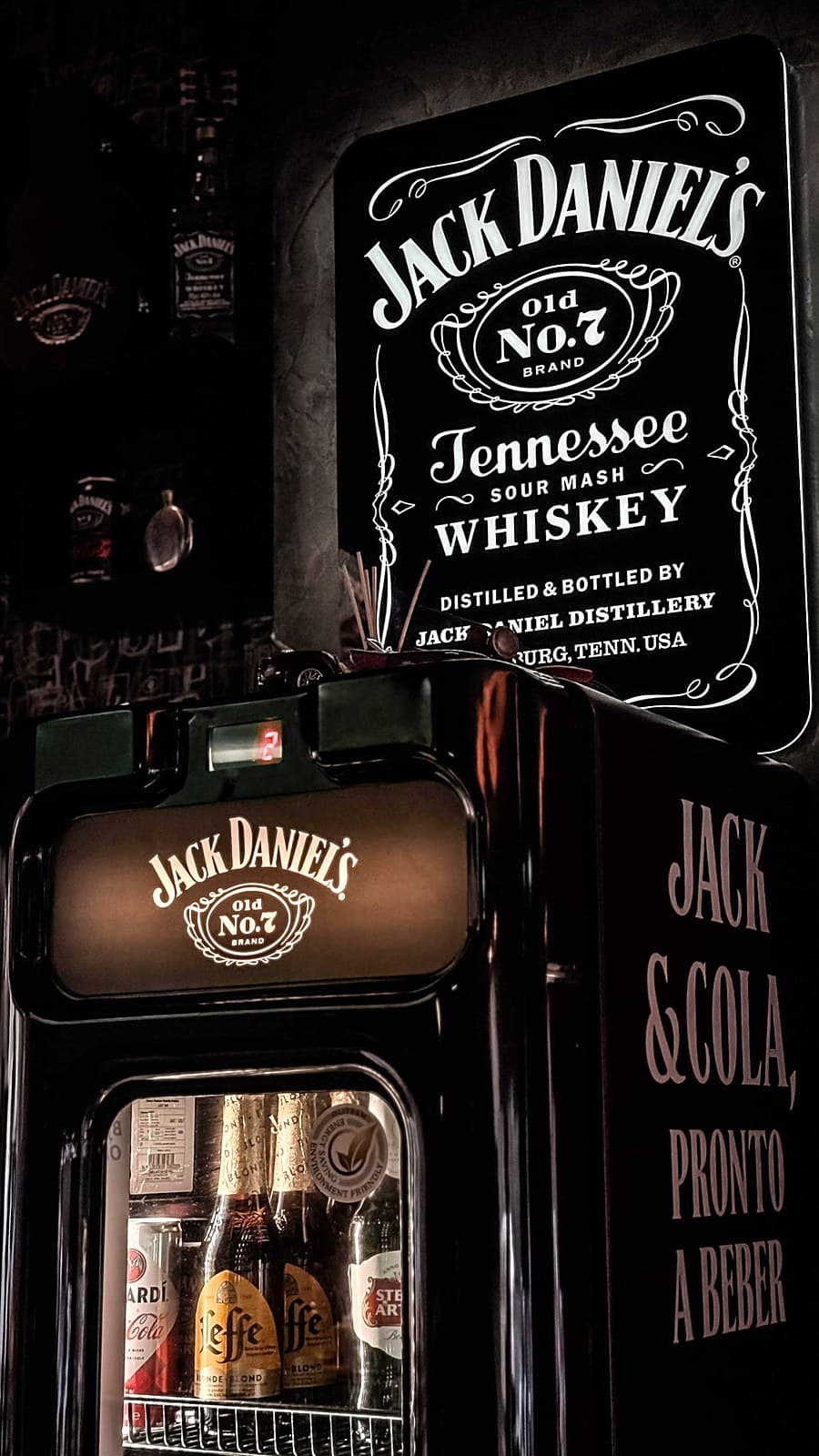 Frigorífico Jack Daniel's & Cola iluminado no bar